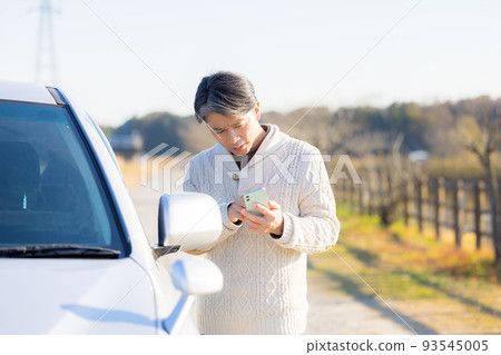 A middle man who makes a phone call when the car breaks down 93545005