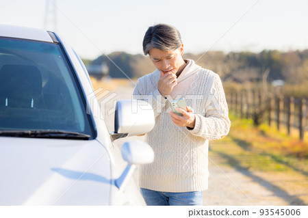 A middle man who makes a phone call when the car breaks down 93545006