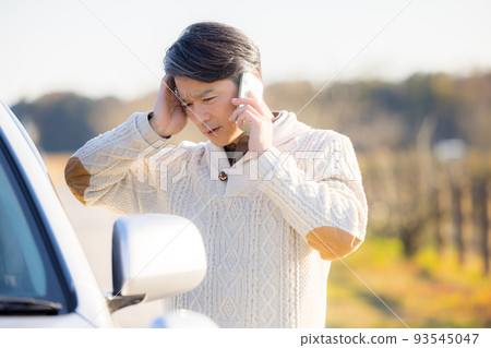 A middle man who makes a phone call when the car breaks down 93545047