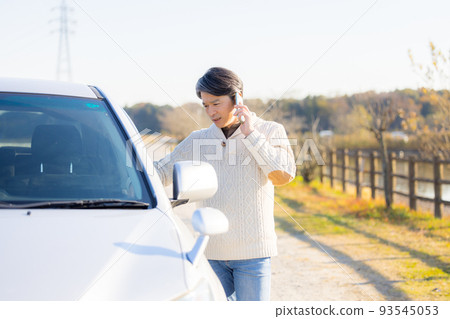 汽車拋錨時打電話的中間人 汽車拋錨時打電話的中間人 93545053