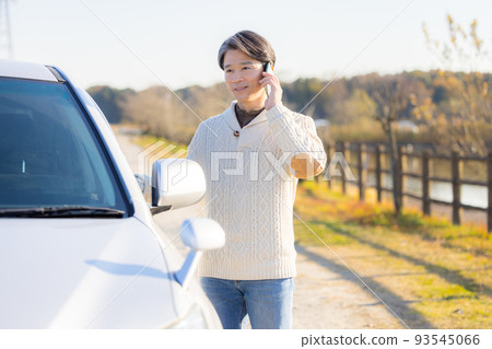 A middle man who makes a phone call when the car breaks down 93545066