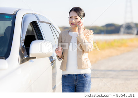 中間女人在汽車拋錨後打電話 中間女人在汽車拋錨後打電話 93545191