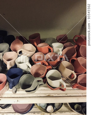 五顏六色的越南餐具。 五顏六色的越南餐具。 93545502