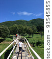 小山羊走路。在藍天下。 93545855