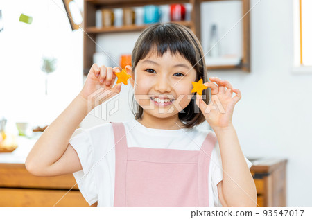 有一根被雕刻的紅蘿蔔的女孩 93547017