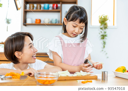 父母和孩子做飯 父母和孩子做飯 93547018