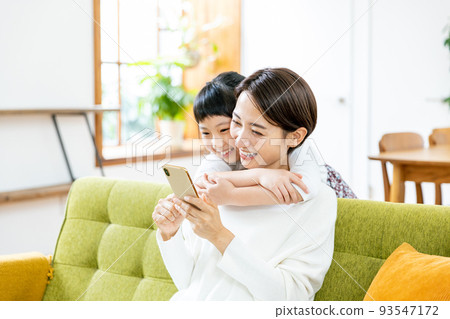 Parents and children look at smartphones 93547172