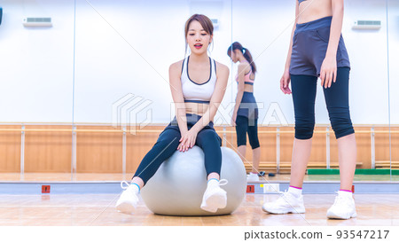 嘗試平衡球的少婦 嘗試平衡球的少婦 93547217