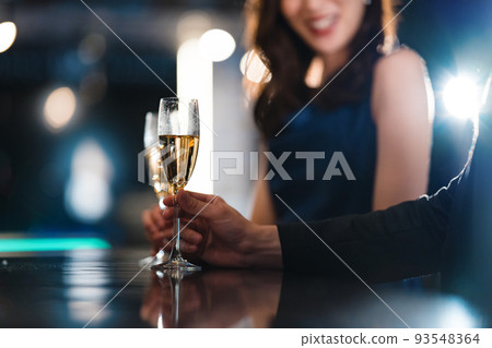 Men and women drinking at the bar 93548364