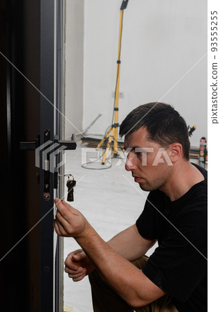The technique of installing a door lock in an interior door. The technique of installing a door lock in an interior door. 93555255
