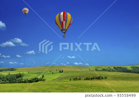 藍天可見地平線的草原和熱氣球 藍天可見地平線的草原和熱氣球 93558499
