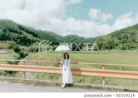 一個穿著連體泳衣和夏日天空的女人 一個穿著連體泳衣和夏日天空的女人 93559114