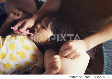 A 5-year-old girl who gets her father to polish her teeth A 5-year-old girl who gets her father to polish her teeth 93559127