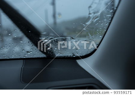 雨天車窗玻璃上的雨滴 93559171