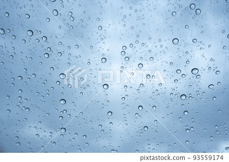 雨天車窗玻璃上的雨滴 93559174