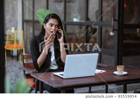 mad businesswoman while having a phone call during working 93559954