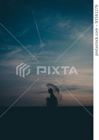 女性剪影和美麗的日落天空 女性剪影和美麗的日落天空 93561276