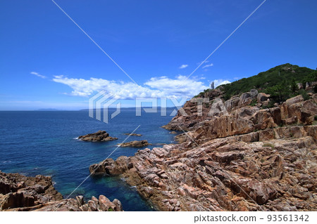 懸崖上的臼杵燈塔，夏天（高知縣土佐清水市） 93561342