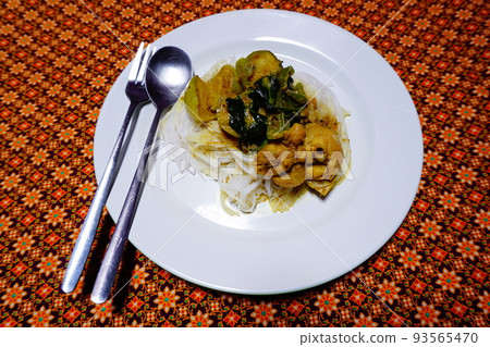 Thai Green Curry Chicken with Rice Flour Noodles in the  plate 93565470