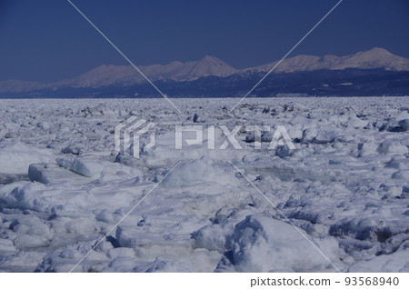 Drift ice and the Shiretoko mountain range Shiretoko, Hokkaido 93568940