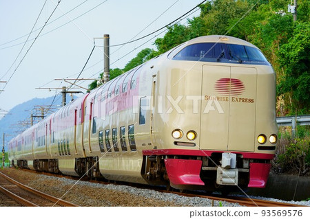 The 285 series sleeper limited express Sunrise Seto runs between Kinashi and Hataoka on the Yosan Line. The 285 series sleeper limited express Sunrise Seto runs between Kinashi and Hataoka on the Yosan Line. 93569576