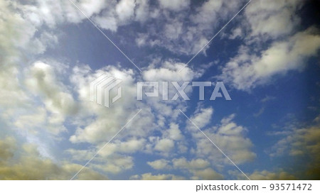 White clouds that appeared in the early morning of summer 93571472