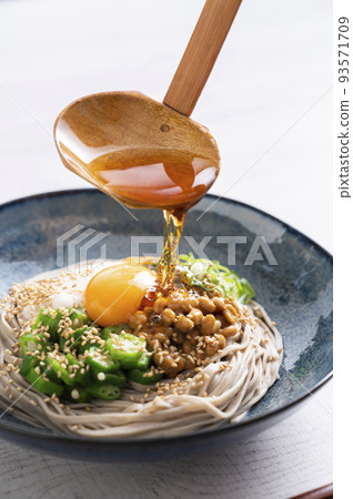 Pour mentsuyu over sticky soba Pour mentsuyu over sticky soba 93571709