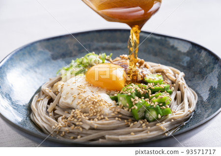 將mentsuyu倒在粘稠的蕎麥麵上 93571717