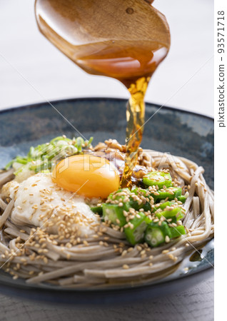 將mentsuyu倒在粘稠的蕎麥麵上 93571718
