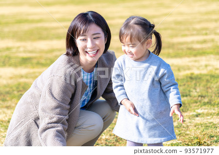 幼兒園和幼兒園老師在公園草坪廣場玩耍 93571977