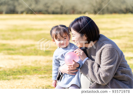 幼兒園和幼兒園老師在公園草坪廣場玩耍 93571978