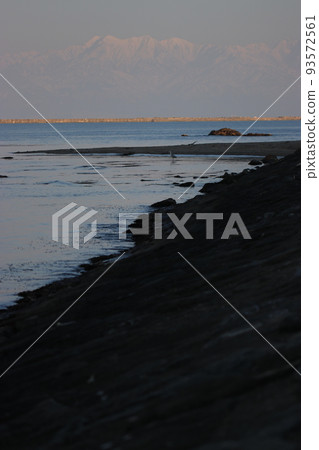View of the Tateyama Mountain Range from the Amaharashi Beach at dusk (Takaoka City, Toyama Prefecture) View of the Tateyama Mountain Range from the Amaharashi Beach at dusk (Takaoka City, Toyama Prefecture) 93572561