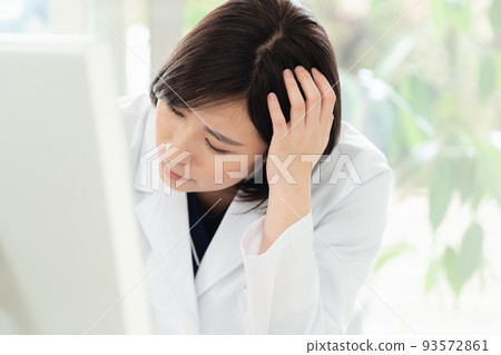 白色外套的擔心的婦女 93572861