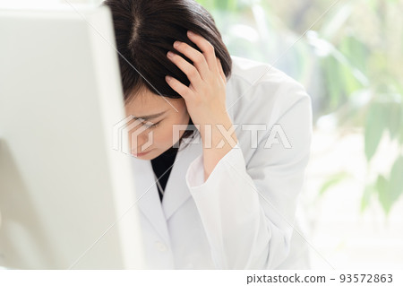 白色外套的擔心的婦女 93572863