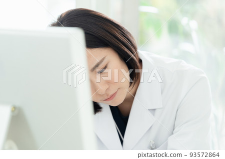 白色外套的擔心的婦女 93572864