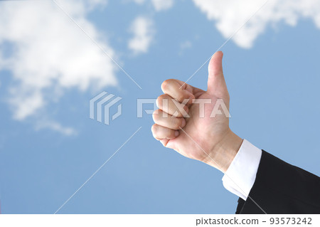 商人的手在藍天上豎起大拇指 93573242