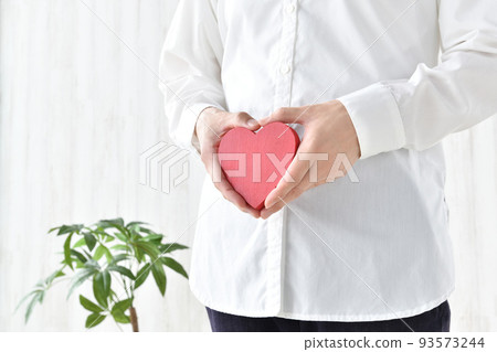 腹部有心髒物體的女人 腹部有心髒物體的女人 93573244