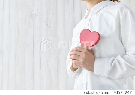 胸前有心髒物體的女人 胸前有心髒物體的女人 93573247