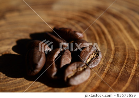 Coffee beans lined up on the grain of Japanese pagoda Coffee beans lined up on the grain of Japanese pagoda 93573659