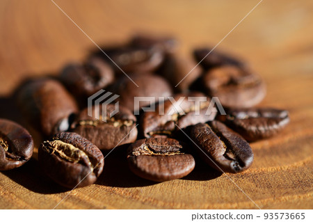 Coffee beans lined up on the grain of Japanese pagoda Coffee beans lined up on the grain of Japanese pagoda 93573665