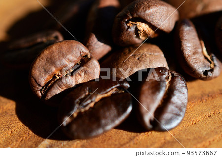 Coffee beans lined up on the grain of Japanese pagoda Coffee beans lined up on the grain of Japanese pagoda 93573667