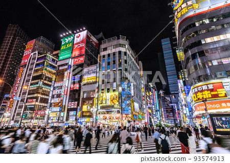 The cityscape of Tokyo in Japan is the world's highest number for 5 weeks, and the number of deaths is the second highest in the world for 2 weeks in a row. Crowds of people heading to Kabukicho = August 26 93574913
