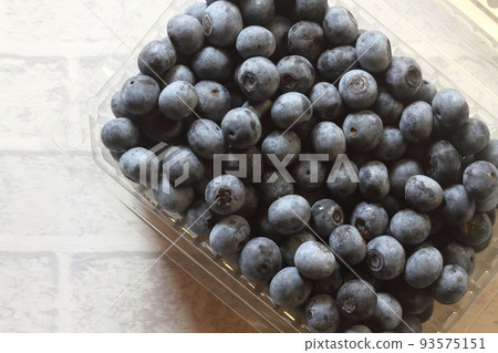 fresh picked blueberries 93575151