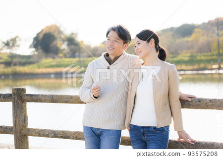 旅遊圖像中夫婦享受秋葉狩獵 93575208