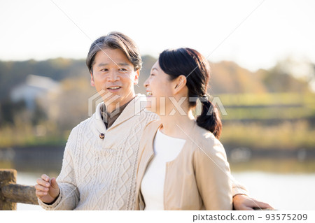 旅遊圖像中夫婦享受秋葉狩獵 93575209