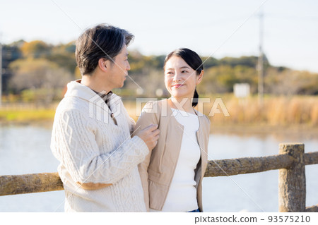 旅遊圖像中夫婦享受秋葉狩獵 93575210