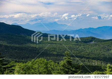 夏季的北八岳，高見石山頂的風景，遠眺Ameike和上越山脈 93577997