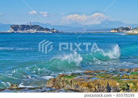 Enoshima and Mt.Fuji seen from the emerald waves crashing at Inamuragasaki in winter Enoshima and Mt.Fuji seen from the emerald waves crashing at Inamuragasaki in winter 93578195
