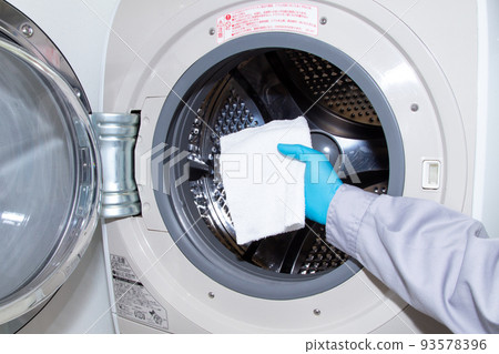 Cleaning the washing machine (drum-type washer/dryer 93578396