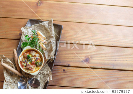 Tomato gratin with meatballs 93579157